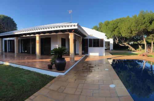 una casa con piscina frente a ella en Villa con piscina Cala Morell, en Cala Morell