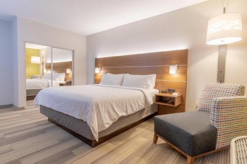 Säng eller sängar i ett rum på Holiday Inn Express Johnson City, an IHG Hotel