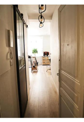 an empty hallway with a door and a room at T2 au coeur de Bayonne in Bayonne