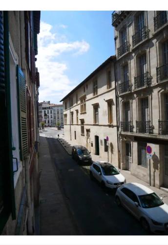 two cars parked on a street next to buildings at T2 au coeur de Bayonne in Bayonne