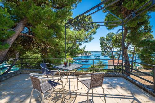 Sunny Days ''Sara'' - ZF Hvar