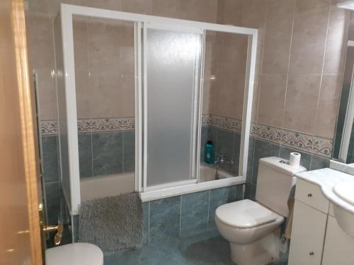 y baño con aseo, ducha y lavamanos. en Casa URIN, en Almenar