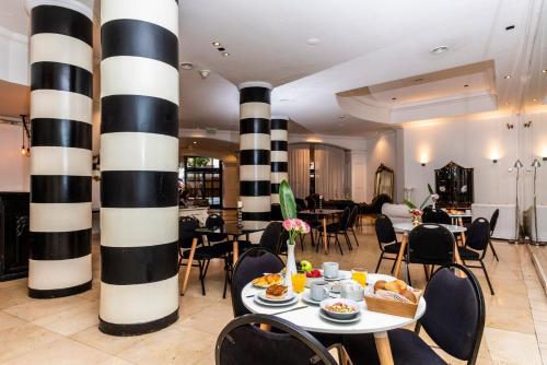 a dining room with black and white columns at Unique Executive Central in Buenos Aires