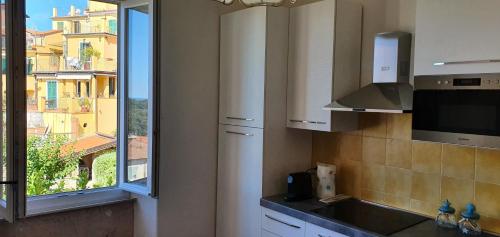une cuisine avec un évier et une fenêtre dans l'établissement Dalla Raffy, à La Spezia