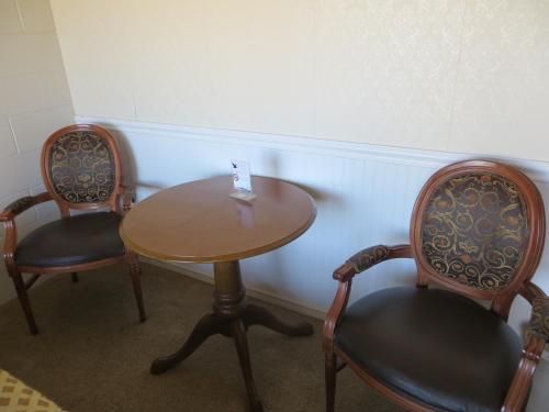 two chairs and a table with a table and two chairs at Alamo Inn in Alamo