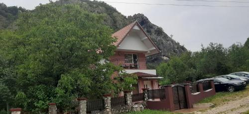 Pemandangan gunung umum atau pemandangan gunung yang diambil dari rumah percutian
