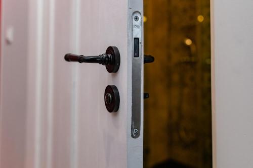 a door with a black handle on a white door at Klimatyczny Apartament na Bydgoskim Przedmieściu in Toruń