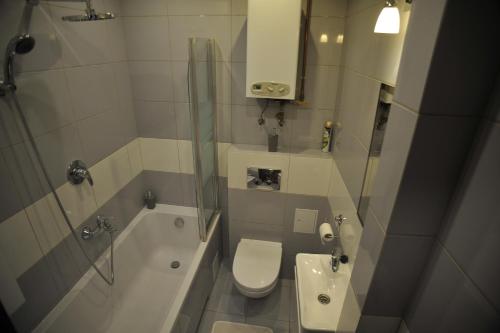 Ett badrum på Długa Street Apartament
