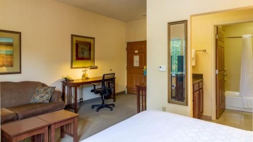 Un pat sau paturi într-o cameră la Staybridge Suites - Philadelphia Valley Forge 422, an IHG Hotel