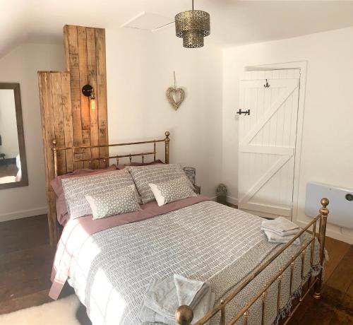 Säng eller sängar i ett rum på Gorlan Cottage Tal y Bont Conwy