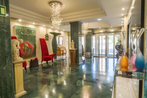 eine Lobby mit Vasen in einem Gebäude in der Unterkunft Hotel Sancho in Madrid