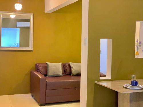 a living room with a couch and a mirror at Temporada Litorânea slz in São Luís