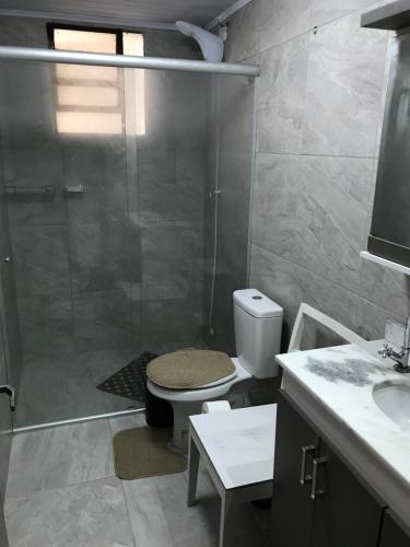 Koupelna v ubytování Apê completo com suíte, sacada e garagem fechada