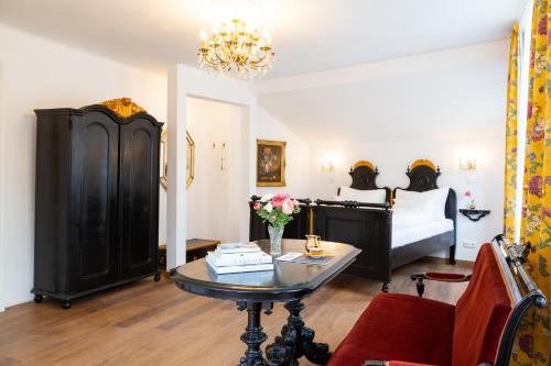 a bedroom with a bed and a table with a table sidx sidx at Heritage Boutique Apartments Bad Ischl in Bad Ischl