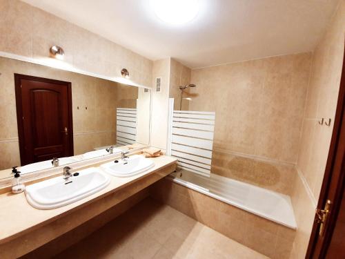 La salle de bains est pourvue de 2 lavabos et d'une baignoire. dans l'établissement Vista Alhaurin Golf, à Alhaurín el Grande