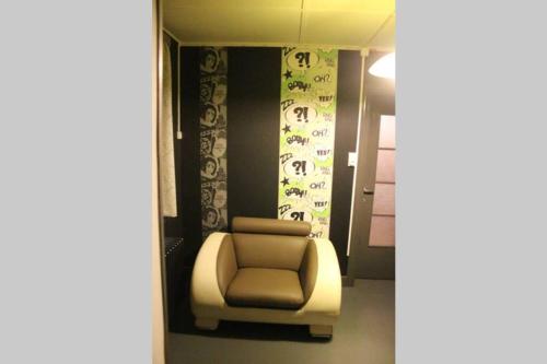 a waiting room with a chair in a room at La clef de bois in Braine-le-Comte