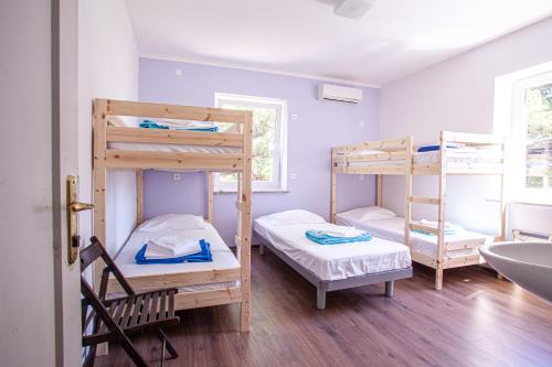 Postel nebo postele na pokoji v ubytování Hostel Trobenta in Oblak