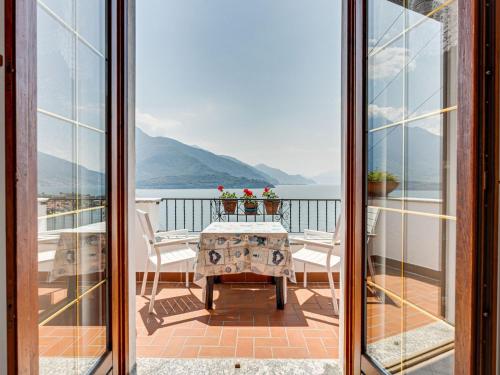 Ein Balkon oder eine Terrasse in der Unterkunft Wonderful holiday home with swimming pool and lift