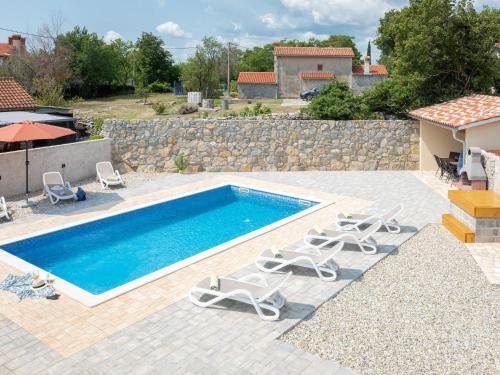 una piscina con 2 tumbonas y una piscina en Tranquil Holiday Home in Labin with Private Swimming Pool, en Labin