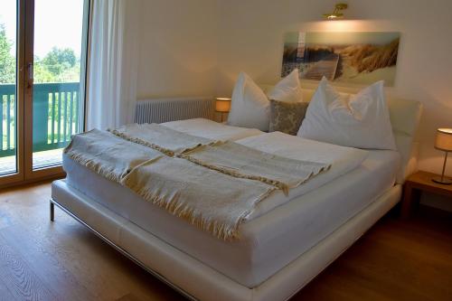 A bed or beds in a room at Modersnhof - exklusive Ferienwohnung