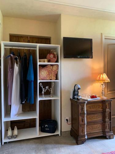 a room with a closet with a dresser and a television at LE LANTERNE in Villa dʼAlmè