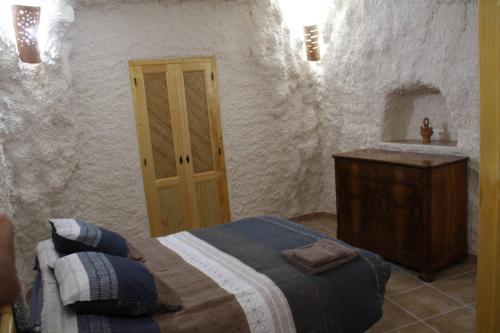 Postel nebo postele na pokoji v ubytování CUEVAS AL ANDALUS - Solea