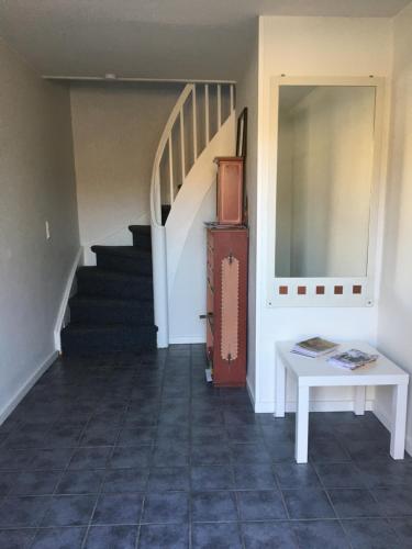 a hallway with a staircase with a table and a table at Korinth Kro Hostel - Betjeningsfrit vandrehjem in Fåborg
