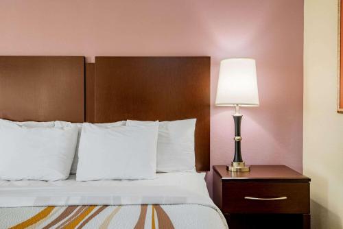 
A bed or beds in a room at La Quinta by Wyndham Lexington Park - Patuxent
