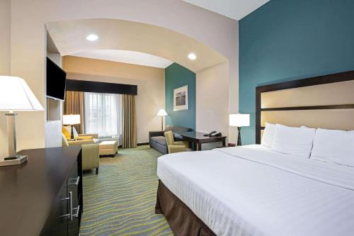 Кровать или кровати в номере La Quinta Inn & Suites by Wyndham Durant