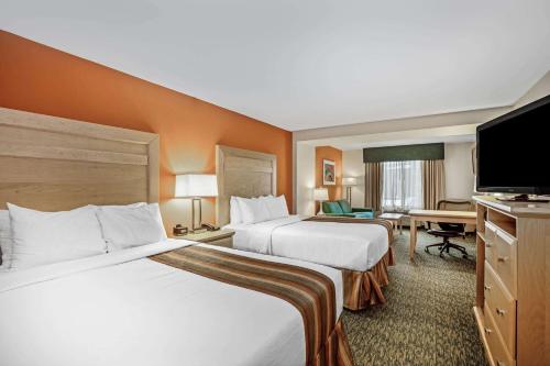 een hotelkamer met 2 bedden en een flatscreen-tv bij La Quinta by Wyndham Grand Forks in Grand Forks
