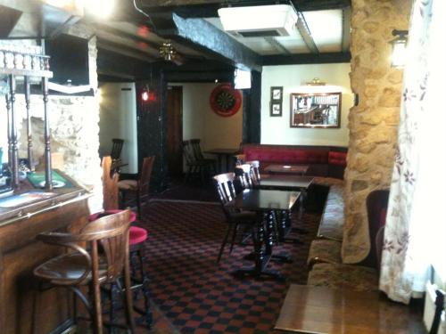 un bar con mesa y sillas en un restaurante en Queen in the West, en Lincoln
