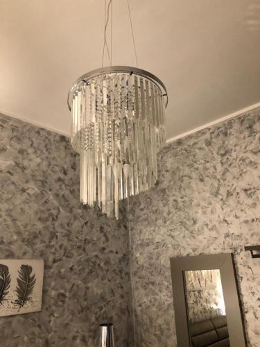 バーリにあるHOME EXPERIENCEの部屋の天井から吊るされたシャンデリア