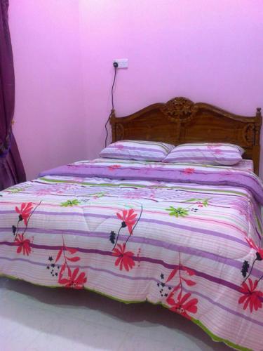 Säng eller sängar i ett rum på RumahTamu SURURINA