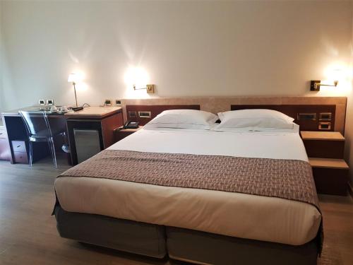 Postel nebo postele na pokoji v ubytování Astra Hotel