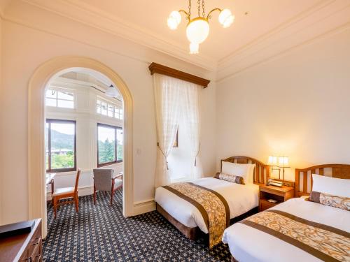 Ein Bett oder Betten in einem Zimmer der Unterkunft The Fujiya Hotel