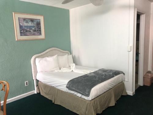 Postel nebo postele na pokoji v ubytování Gold Crest Motel