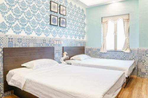 Llit o llits en una habitació de Hou Kong Hotel