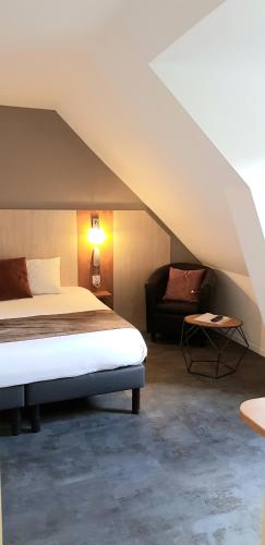 une chambre avec un lit et un canapé dans l'établissement The Originals City, Hôtel Novella, Nantes Centre Gare, à Nantes