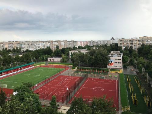 een luchtzicht op twee tennisbanen in een stad bij 1комнатная квартира in Yuzhne