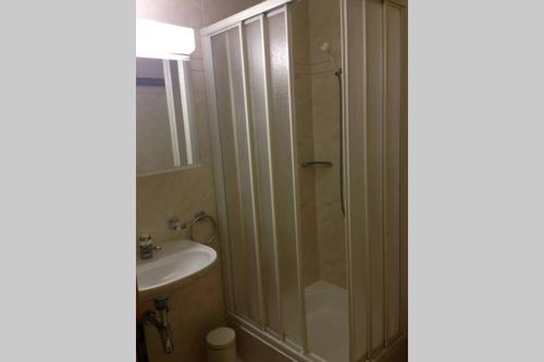 uma casa de banho com um chuveiro e um lavatório. em Apartment Del Sol Etoile 1 Crans Montana Switzerland em Crans-Montana