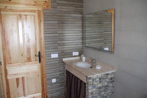 y baño con lavabo y espejo. en CUEVAS AL ANDALUS - Granaina en Orce