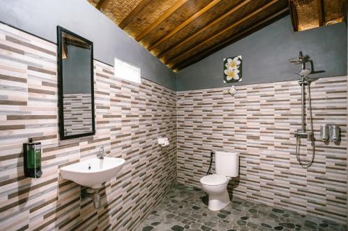 La salle de bains est pourvue d'un lavabo et de toilettes. dans l'établissement The Lanjang valley Bungalow, à Nusa Penida