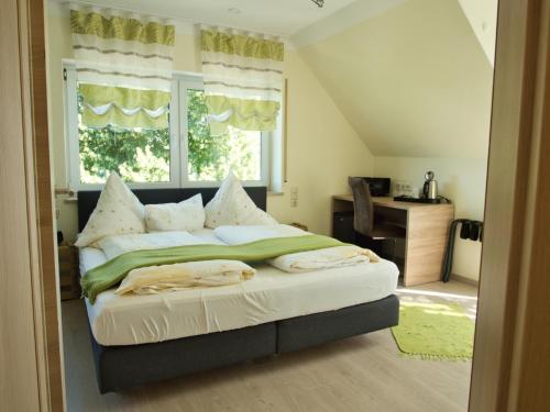 um quarto com uma cama grande e uma janela em Kirschberghof Gästehaus und Weinverkauf em Sommerhausen