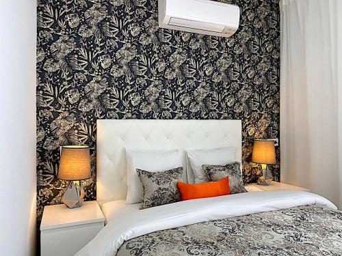 een slaapkamer met een bed met zwart en wit behang bij Palacio Apartments Madrid in Madrid