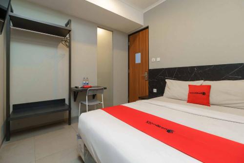 Cama o camas de una habitación en RedDoorz Plus near Radio Dalam 3