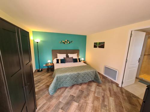een slaapkamer met een bed en een groene muur bij Villa Lavanda in Trans-en-Provence