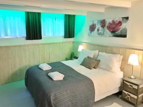 een slaapkamer met een bed met twee handdoeken erop bij Amsterdam Home in Amsterdam