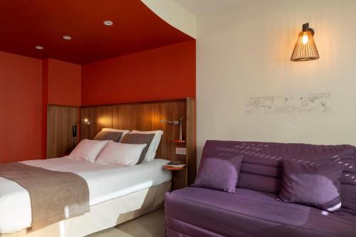 Ein Bett oder Betten in einem Zimmer der Unterkunft Terre de Provence Hôtel & Spa