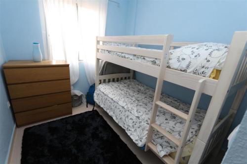 1 dormitorio con 2 literas y vestidor en Maison de vacances de 3 chambres à Orihuela Costa - Torrevieja !, en Orihuela