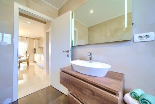 Vonios kambarys apgyvendinimo įstaigoje Luxury Apartments Villa Stina